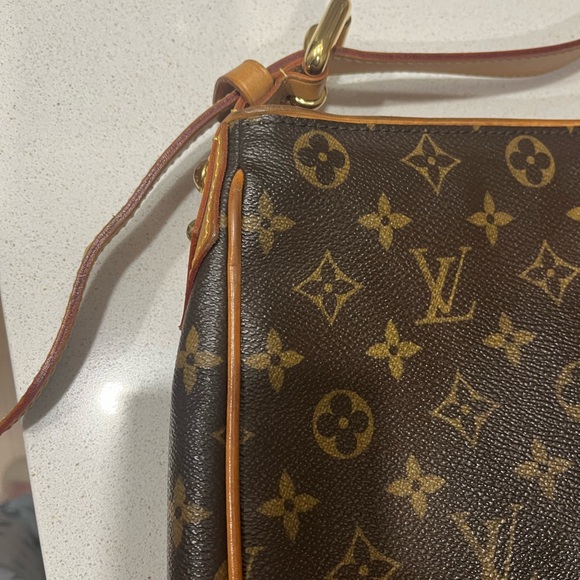 Louis Vuitton authentic Hudson GM crossbody bag - Picture 7 of 16